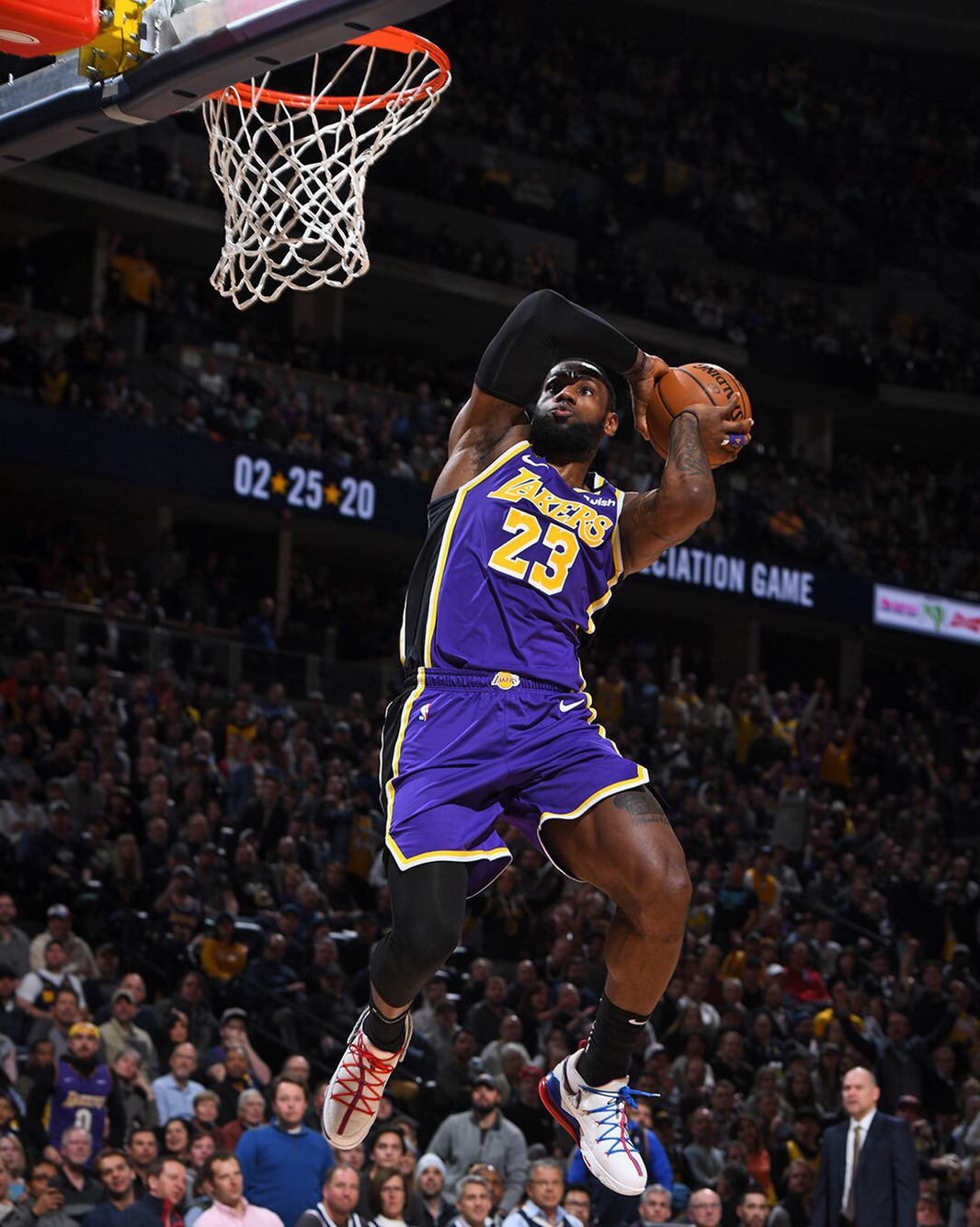 共和报：德佬对孔蒂的执教表现极为满意，想与其续约至2029年（共和报：德劳伦蒂斯高度认可孔蒂执教，计划将合同续至2029年）