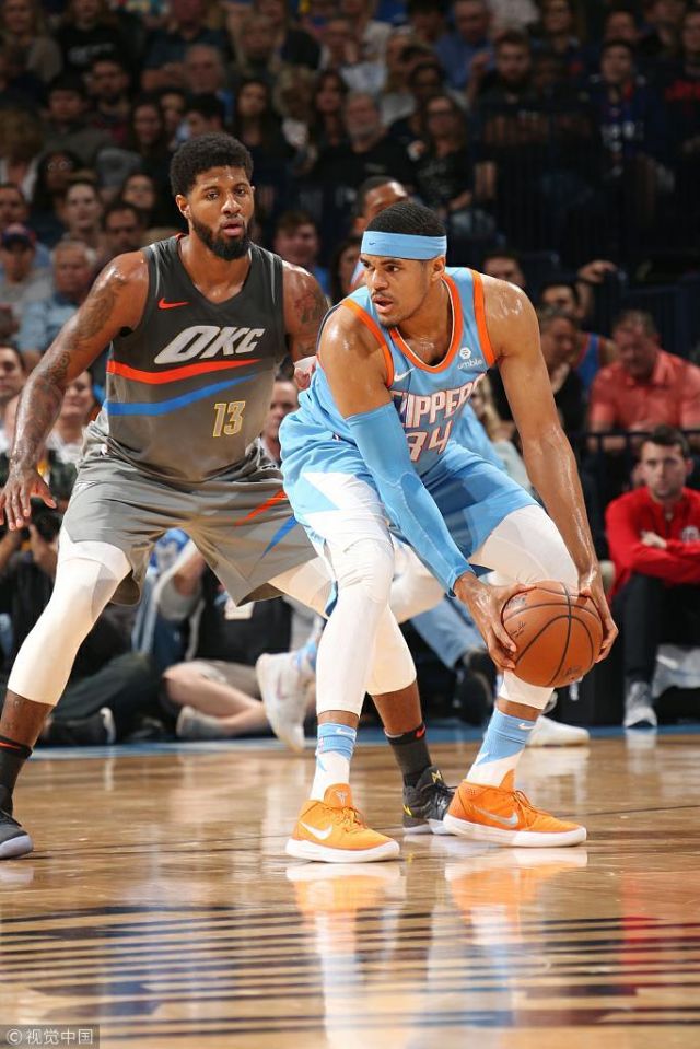 英超-卡拉菲奥里推射制胜 阿森纳1-0狼队（英超：卡拉菲奥里制胜球助阿森纳1-0击败狼队）