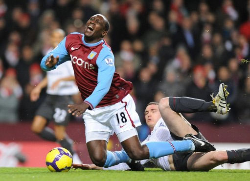 记者：西海岸外援戴维森返回巴西接受鼻梁手术，恢复期3个月（记者透露：西海岸外援戴维森回巴西做鼻梁手术，预计缺阵三个月）