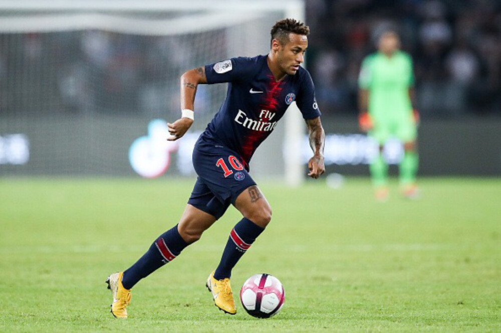 米奇23+15砍下大号两双，攻防兼备率队客场大胜（米奇23分15板揽大两双，攻守俱佳率队客场大胜）